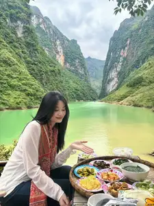 Tu San Gorge's Emerald Ribbon: Nho Que River's Breathtaking Beauty in Ha Giang Awaits Your Unforgettable Journey. - image 1