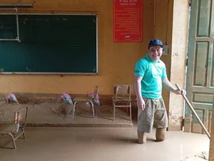 Inspiring Resilience: The Yen Bai Teacher Who Became a Symbol of Hope After Typhoon Yagi - image 0