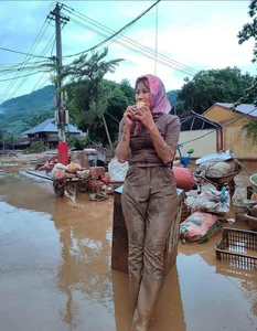 Inspiring Resilience: The Yen Bai Teacher Who Became a Symbol of Hope After Typhoon Yagi - image 7