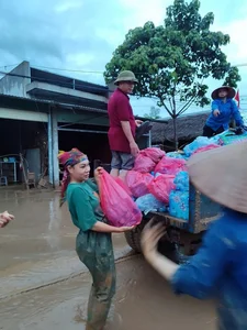 Inspiring Resilience: The Yen Bai Teacher Who Became a Symbol of Hope After Typhoon Yagi - image 4
