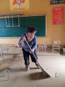Inspiring Resilience: The Yen Bai Teacher Who Became a Symbol of Hope After Typhoon Yagi - image 3