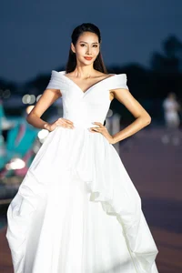 Supermodel Thuy Hanh and Daughters Shine at Fashion Show - image 2