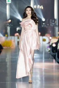 Miss Universe Vietnam H'Hen Nie Stuns in High-Cut Bikini - image 5
