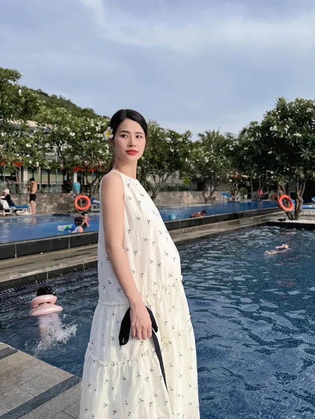 Celebrity Style Watch: Le Quyen’s Romantic Tribute and Nha Phuong’s Youthful Fashion Evolution