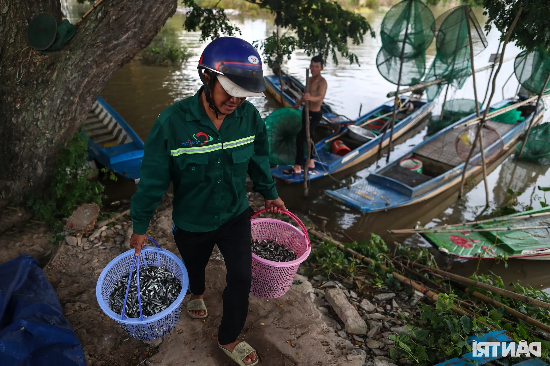 Night Hunting for Delicacies in the Mekong Delta Floating Season