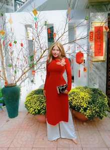 Social Media Star with Stunning Physique Reveals Surprising Dating History - image 4