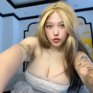 Social Media Star with Stunning Physique Reveals Surprising Dating History - image 1