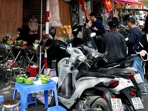 Year-End Dining Rush: Crowded Restaurants and Long Lines in Vietnam - image 4