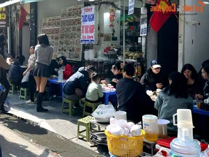 Year-End Dining Rush: Crowded Restaurants and Long Lines in Vietnam - image 0