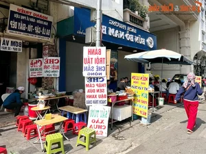 Year-End Dining Rush: Crowded Restaurants and Long Lines in Vietnam - image 9
