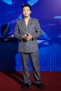 Star-Studded Glamour: Tran Thanh and Top Celebrities Grace the Blue Star Awards Red Carpet - image 4
