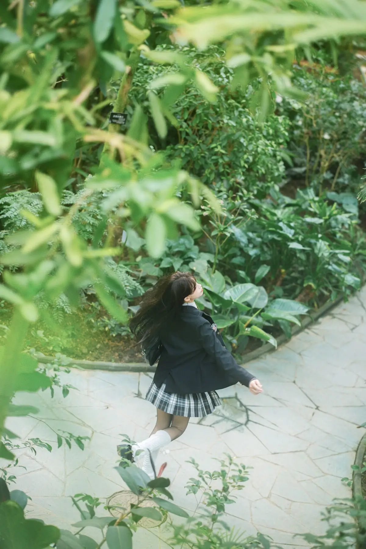 Xian Nu Juan (Vol.8662 YiTuYu) Serene Stroll in a Lush Botanical Garden