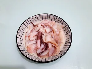 Delicious Stir-Fried Squid with Starfruit: A Surprising and Refreshing Seafood Recipe - image 4