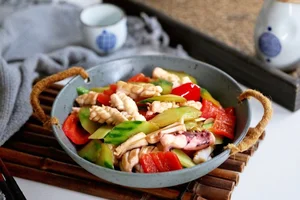 Delicious Stir-Fried Squid with Starfruit: A Surprising and Refreshing Seafood Recipe - image 3
