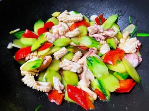 Delicious Stir-Fried Squid with Starfruit: A Surprising and Refreshing Seafood Recipe - image 2