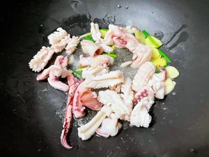 Delicious Stir-Fried Squid with Starfruit: A Surprising and Refreshing Seafood Recipe - image 1
