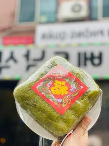 A Taste of Home: Vietnamese Woman Sells Banh Chung in South Korea for Tet - image 1