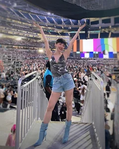 Vietnamese Stars on the Move: Tóc Tiên’s US Concert Trip and Ngọc Hân’s Romantic Hue Getaway - image 2