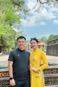 Vietnamese Stars on the Move: Tóc Tiên’s US Concert Trip and Ngọc Hân’s Romantic Hue Getaway - image 4
