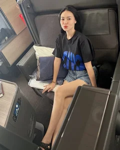 Vietnamese Stars on the Move: Tóc Tiên’s US Concert Trip and Ngọc Hân’s Romantic Hue Getaway - image 1