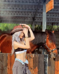 Quang Dang's Chinese Girlfriend Flaunts Bold and Rebellious Fashion Style - image 9