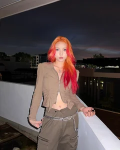 Quang Dang's Chinese Girlfriend Flaunts Bold and Rebellious Fashion Style - image 6