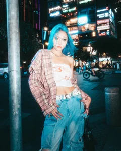 Quang Dang's Chinese Girlfriend Flaunts Bold and Rebellious Fashion Style - image 4