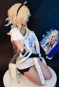 Stunning Lumine Cosplay by Potato Godzilla in Hoyofest Outfit - image 8