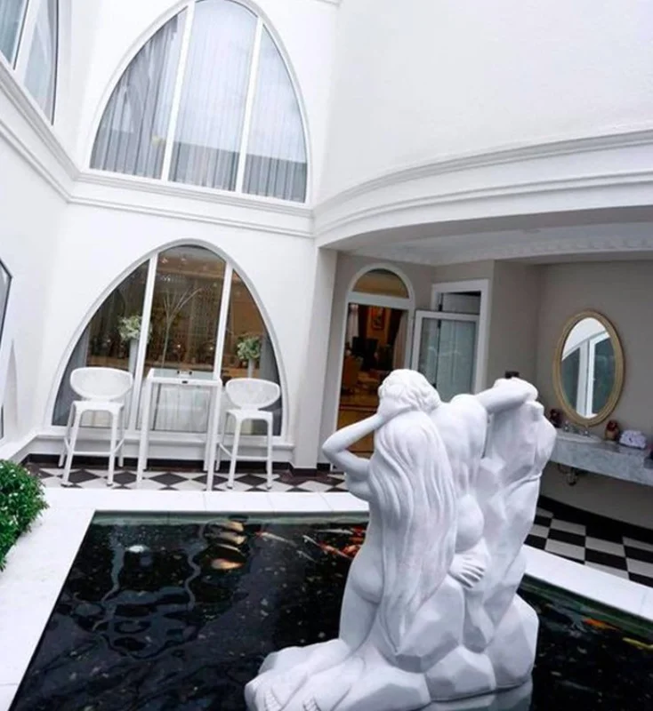 A Glimpse into the Luxurious 1,000-Square-Meter Mansion of Miss Hung Temple Giang My
