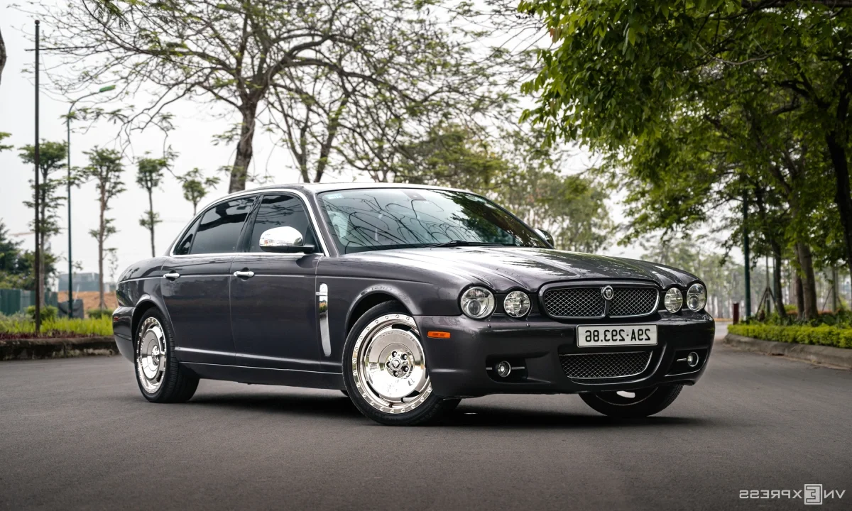 The Rare 2008 Jaguar XJ Vanden Plas: Exploring the Ultimate British Luxury Classic in Vietnam