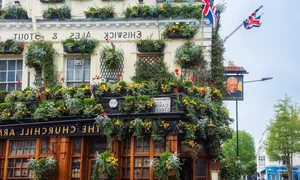 Vietnamese Travelers Experience the Vibrant Magic of Spring Blossoms Across Europe - image 4