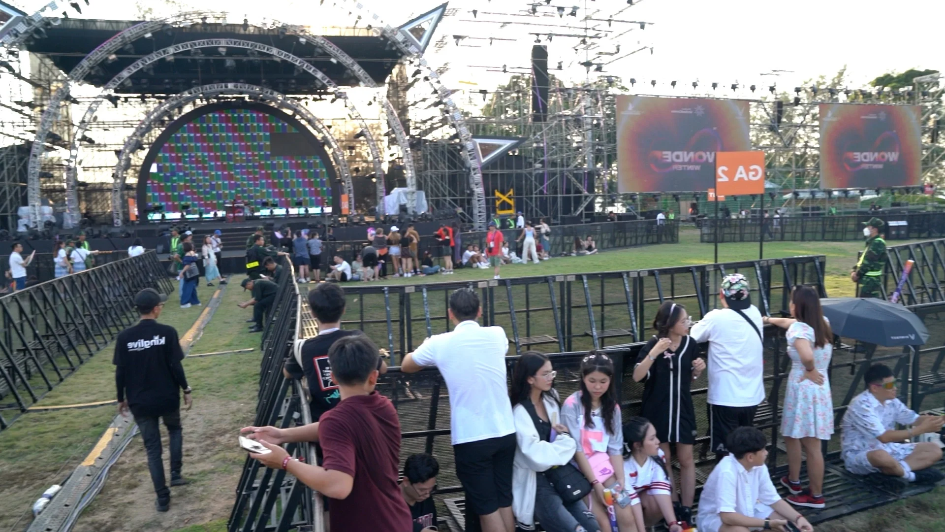 Toc Tien Ignites the Stage with Bold Fashion at 8Wonder Winter Festival