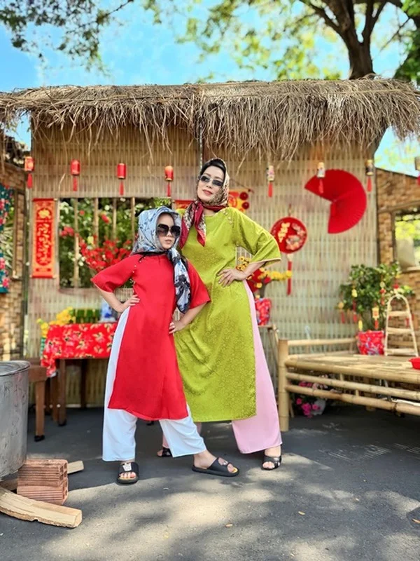 Vietnamese Celebrities Celebrate Tet 2024 with Traditional Banh Chung Making