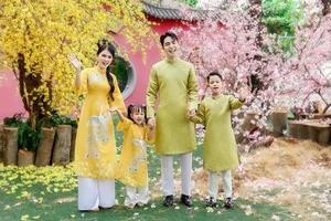 Vietnamese Celebrities Celebrate Tet 2024 with Traditional Banh Chung Making - image 1