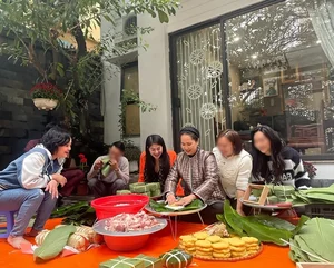 Vietnamese Celebrities Celebrate Tet 2024 with Traditional Banh Chung Making - image 2