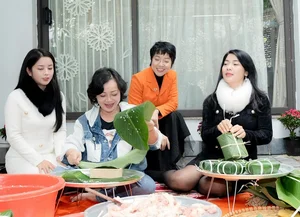 Vietnamese Celebrities Celebrate Tet 2024 with Traditional Banh Chung Making - image 4