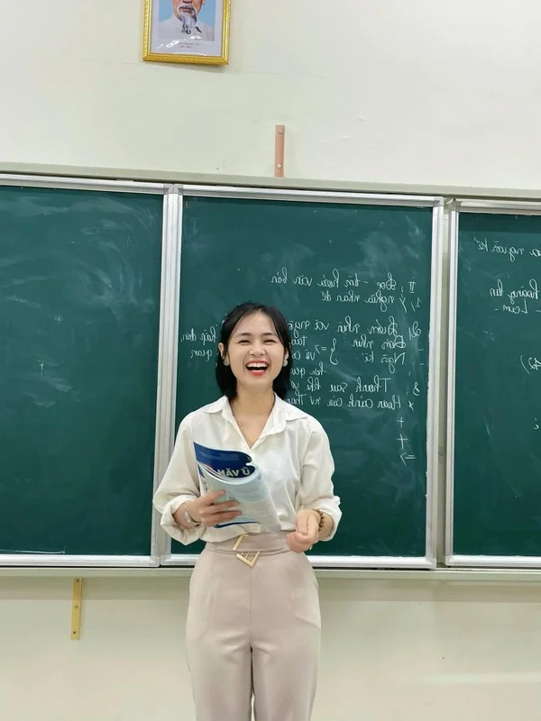 Modern Educators: The Ha Tinh Teacher Captivating Hearts with Her Signature Style