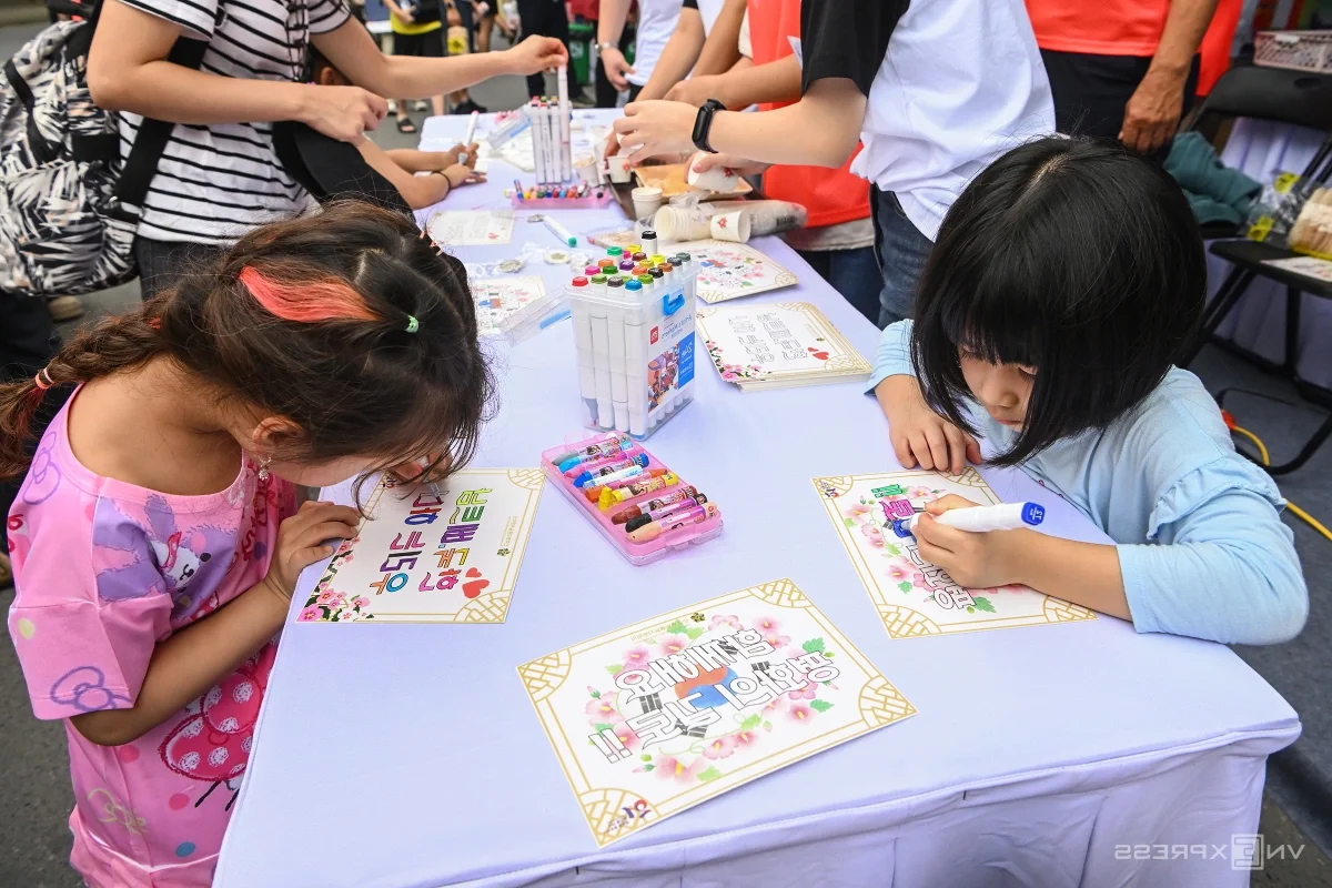 Vietnamese Tourists Embrace Korean Culture: Wearing Traditional Hanbok at the Cultural Festival