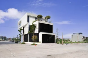 Cool West-Facing House Designs: 10 Real Examples to Beat the Heat - image 33