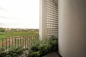 Cool West-Facing House Designs: 10 Real Examples to Beat the Heat - image 32