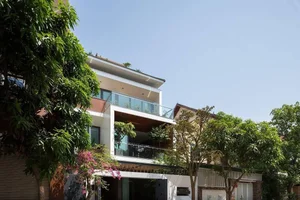 Cool West-Facing House Designs: 10 Real Examples to Beat the Heat - image 49
