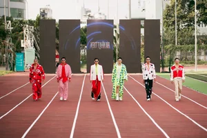 Huong Giang Captivates as Vedette on a Grand Stadium Runway - image 8