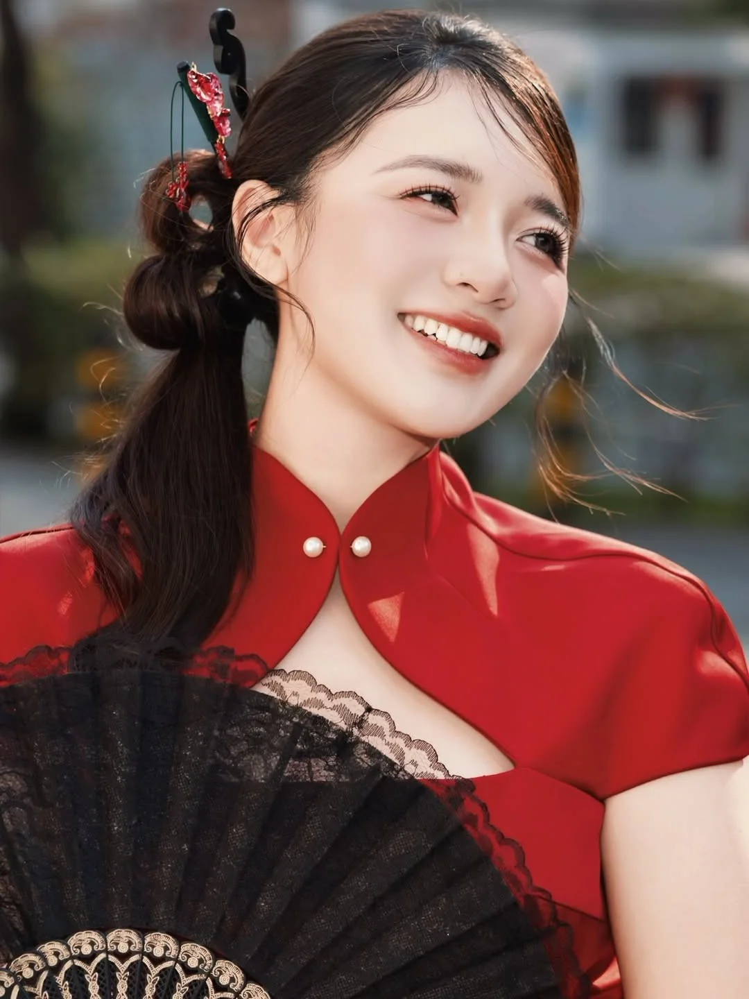 MC Vu Phuong Thao stuns in a vibrant red modern Ao Dai, celebrating contemporary elegance