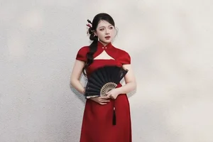 MC Vu Phuong Thao stuns in a vibrant red modern Ao Dai, celebrating contemporary elegance - image 4