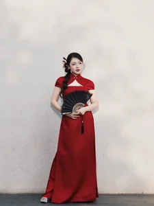 MC Vu Phuong Thao stuns in a vibrant red modern Ao Dai, celebrating contemporary elegance - image 3