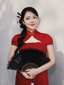 MC Vu Phuong Thao stuns in a vibrant red modern Ao Dai, celebrating contemporary elegance - image 7