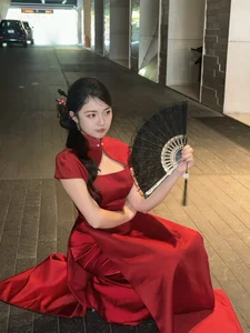 MC Vu Phuong Thao stuns in a vibrant red modern Ao Dai, celebrating contemporary elegance - image 2