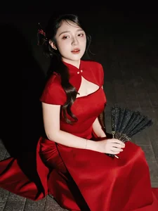 MC Vu Phuong Thao stuns in a vibrant red modern Ao Dai, celebrating contemporary elegance - image 6