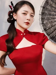 MC Vu Phuong Thao stuns in a vibrant red modern Ao Dai, celebrating contemporary elegance - image 8