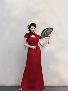 MC Vu Phuong Thao stuns in a vibrant red modern Ao Dai, celebrating contemporary elegance - image 5